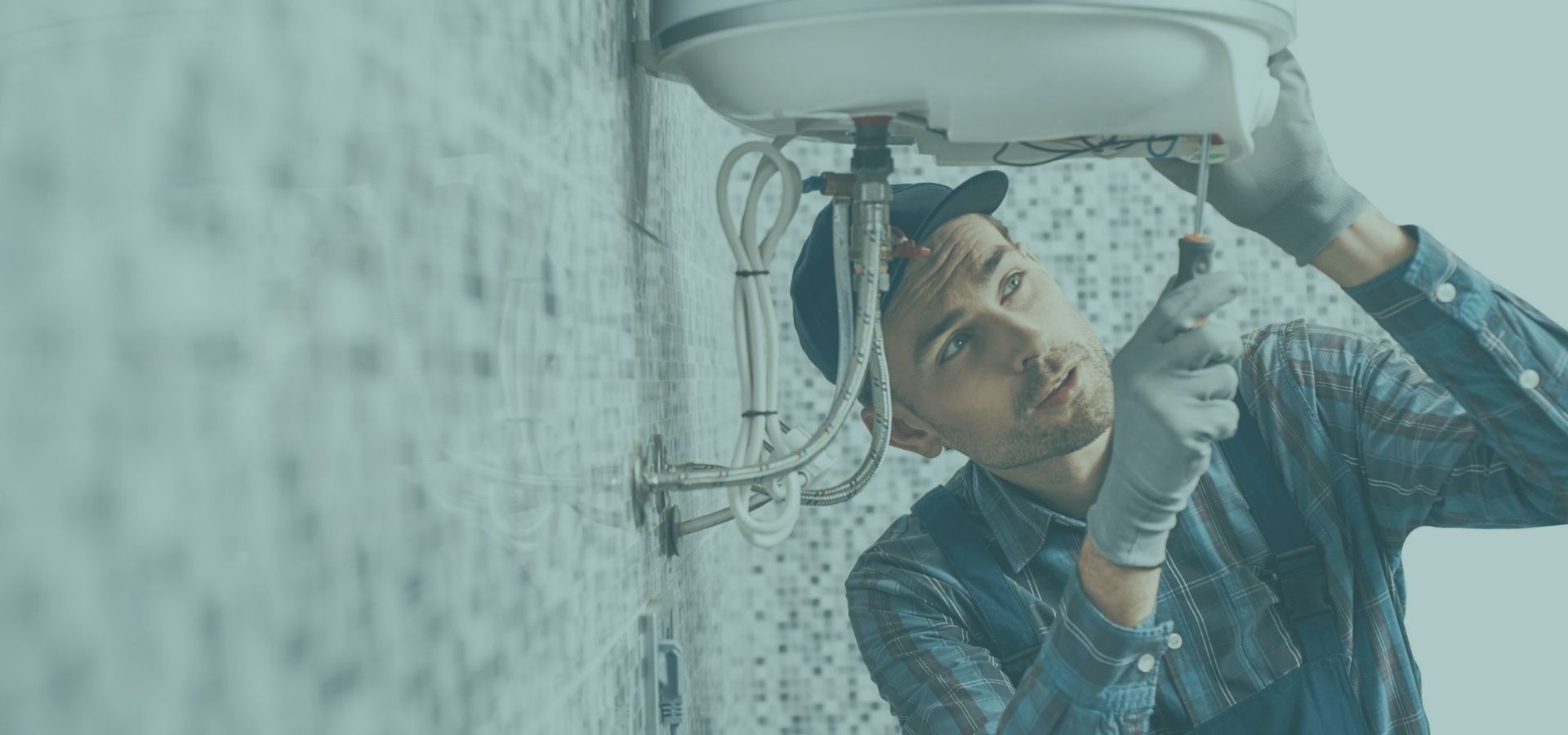 Foto på rörmokare som arbetar